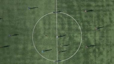 Futbol sahası. Oyuncuların oynadığı futbol sahası. Hava görünümü.