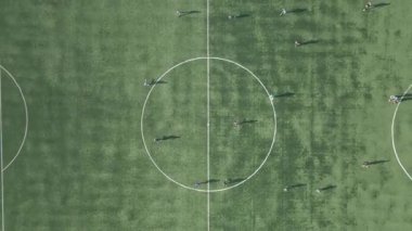 Futbol sahası. Oyuncuların oynadığı futbol sahası. Hava görünümü.