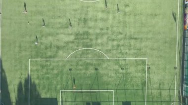 Futbol sahası. Oyuncuların oynadığı futbol sahası. Hava görünümü.