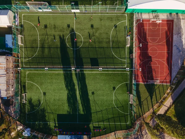 Fußballplatz Der Fußballplatz Auf Dem Die Spieler Spielen Luftaufnahme — Stockfoto