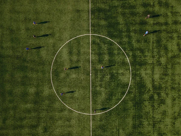 Fußballplatz Der Fußballplatz Auf Dem Die Spieler Spielen Luftaufnahme — Stockfoto