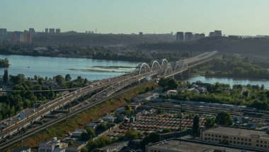 Köprü. Demiryolu köprüsü. Ukrayna. Kiev.