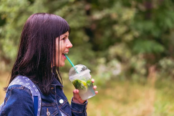 Napij Się Dziewczyna Pije Drinka Plastikowej Szklanki Plastikową Rurką — Zdjęcie stockowe