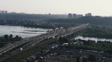 Köprü. Demiryolu köprüsü. Ukrayna. Kiev.