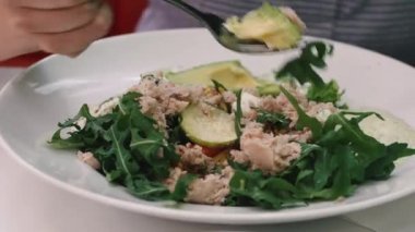 Salata. Deniz ürünleri salatası. Salata yiyen kadın.