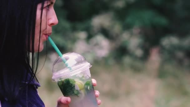 Випий Дівчина Напій Пластикового Скла Пластиковою Трубкою — стокове відео
