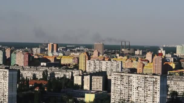 Bostadsbyggnader Rökskorstenar Syns Mot Bakgrund Bostadsbyggnader Kiev Ukraina — Stockvideo