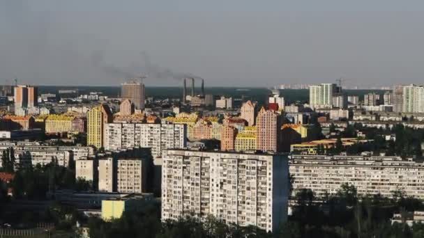 Obytné Budovy Kouřící Komíny Jsou Viditelné Pozadí Obytných Budov Kyjev — Stock video
