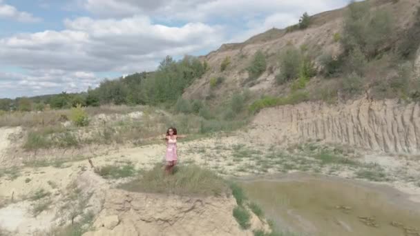 Uma Mulher Vestido Uma Mulher Vestido Jaz Numa Montanha Areia — Vídeo de Stock