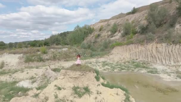 Una Mujer Vestida Una Mujer Con Vestido Yace Una Montaña — Vídeos de Stock