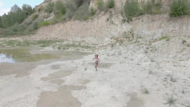 快跑一位女运动员沿着干旱的草原跑步 空中景观 — 图库视频影像