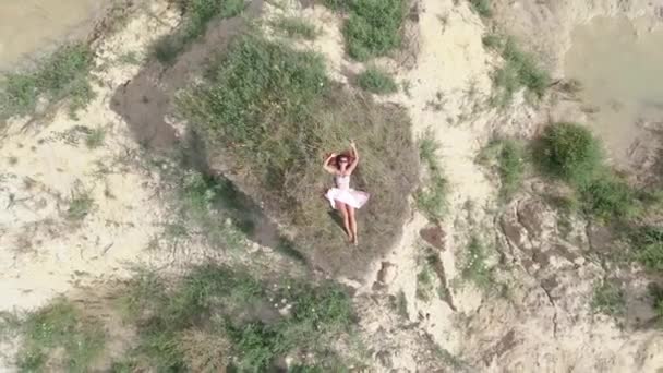 Жінка Сукні Жінка Сукні Лежить Піщаній Горі Вид Повітря — стокове відео