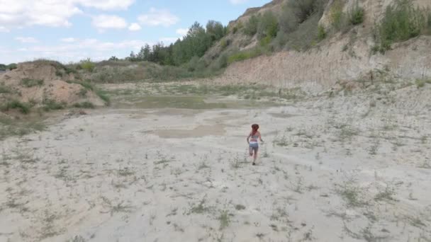 Wegwezen Een Vrouwelijke Atleet Loopt Langs Droge Steppe Luchtzicht — Stockvideo