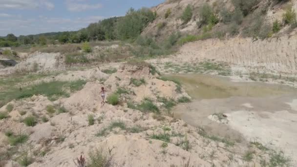 Wegwezen Een Vrouwelijke Atleet Loopt Een Zandberg Luchtzicht — Stockvideo