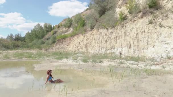 Kąpać Się Kobieta Stroju Kąpielowym Pływa Małej Kałuży Środku Pustyni — Wideo stockowe