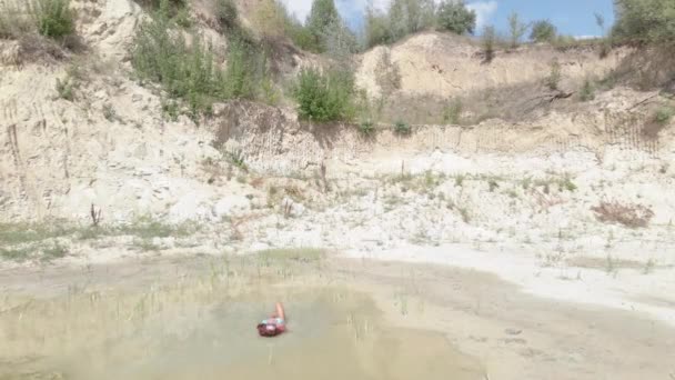 Kąpać Się Kobieta Stroju Kąpielowym Pływa Małej Kałuży Środku Pustyni — Wideo stockowe