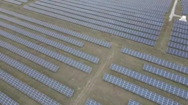 Güneş paneli. Güneş panelleri elektrik üretir. Hava görünümü.