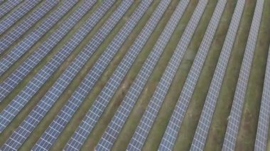 Güneş paneli. Güneş panelleri elektrik üretir. Hava görünümü.