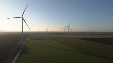 Yel değirmeni. Yel değirmenleriyle dolu bir tarla. Hava görünümü.