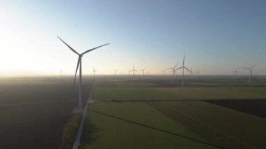 Yel değirmeni. Yel değirmenleriyle dolu bir tarla. Hava görünümü.