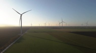 Yel değirmeni. Yel değirmenleriyle dolu bir tarla. Hava görünümü.