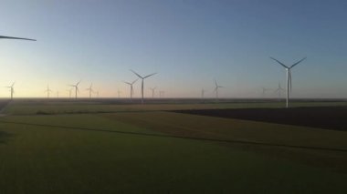 Yel değirmeni. Yel değirmenleriyle dolu bir tarla. Hava görünümü.