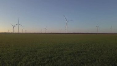 Yel değirmeni. Yel değirmenleriyle dolu bir tarla. Hava görünümü.