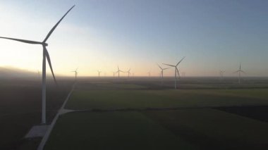Yel değirmeni. Yel değirmenleriyle dolu bir tarla. Hava görünümü.
