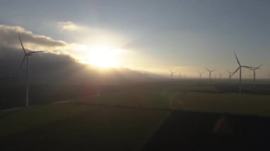 Yel değirmeni. Yel değirmenleriyle dolu bir tarla. Hava görünümü.