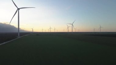 Yel değirmeni. Yel değirmenleriyle dolu bir tarla. Hava görünümü.