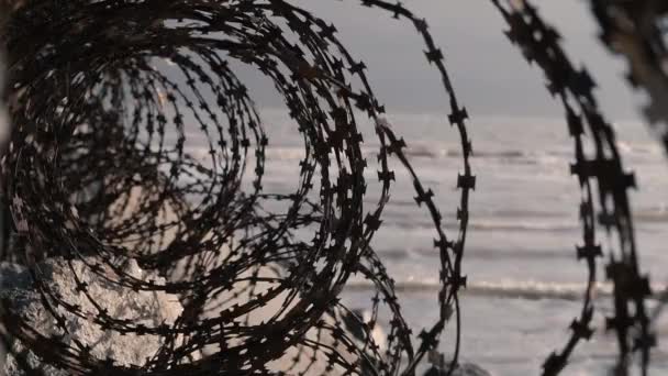 Arame Farpado Cerca Arame Farpado Perto Mar — Vídeo de Stock