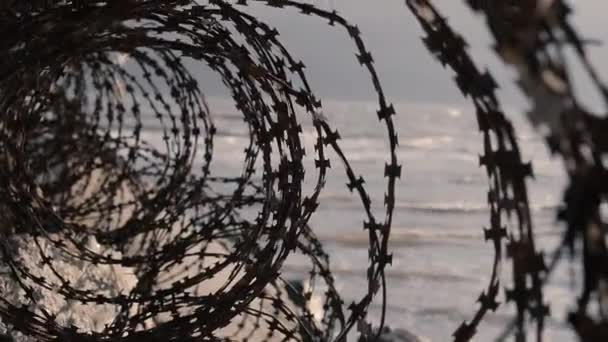 带刺铁丝网靠近大海的铁丝网围栏 — 图库视频影像