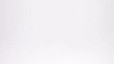 Prezervatif. Muz prezervatif takıyor..