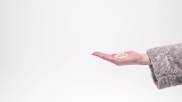Προφυλακτικό Ένα Γυναικείο Χέρι Δείχνει Ένα Ελαστικό Προφυλακτικό — Αρχείο Βίντεο