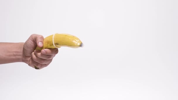 Condón Plátano Lleva Condón Goma — Vídeo de stock