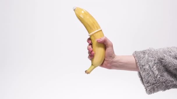 Preservativo Banana Está Usar Preservativo Borracha — Vídeo de Stock