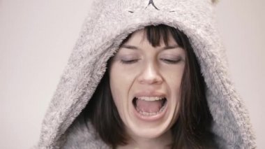 Diş fırçası. Bir kadın dişlerini banyoda fırçalıyor..