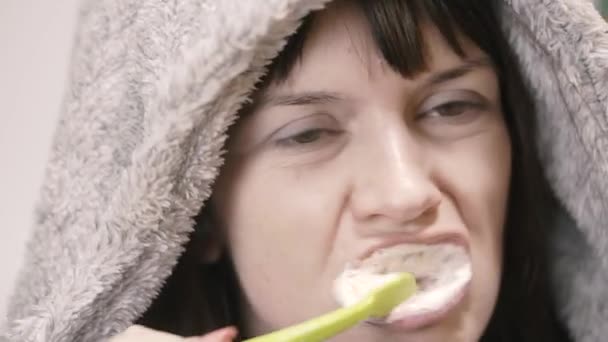 Tandenborstel Een Vrouw Poetst Haar Tanden Badkamer — Stockvideo
