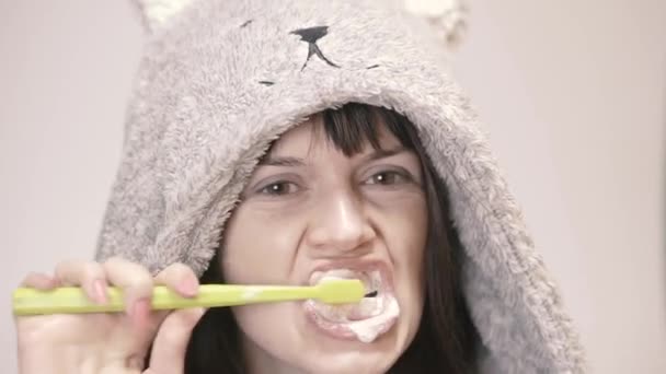 Οδοντόβουρτσα Μια Γυναίκα Πλένει Δόντια Της Στο Μπάνιο — Αρχείο Βίντεο