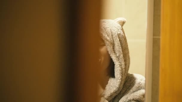 Zahnbürste Eine Frau Putzt Sich Badezimmer Die Zähne — Stockvideo