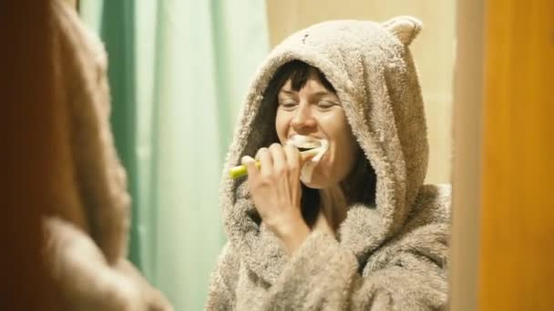 Οδοντόβουρτσα Μια Γυναίκα Πλένει Δόντια Της Στο Μπάνιο — Αρχείο Βίντεο