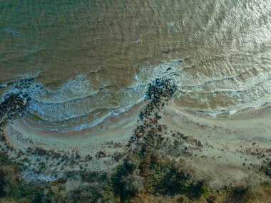 Kıyıya ve denize. Deniz ve deniz kıyısı. Hava görünümü.