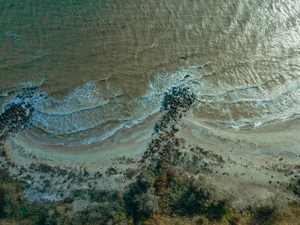 Kıyıya ve denize. Deniz ve deniz kıyısı. Hava görünümü.