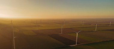 Yel değirmeni. Yel değirmenleriyle dolu bir tarla. Hava görünümü.