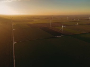 Yel değirmeni. Yel değirmenleriyle dolu bir tarla. Hava görünümü.