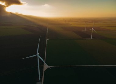 Yel değirmeni. Yel değirmenleriyle dolu bir tarla. Hava görünümü.