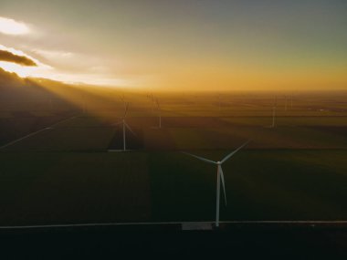 Yel değirmeni. Yel değirmenleriyle dolu bir tarla. Hava görünümü.