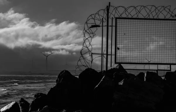 Barbed Wire Barbed Wire Fence Sea — Stock Photo, Image