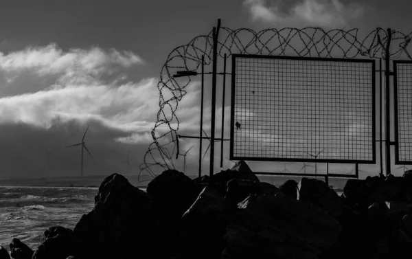 Barbed Wire Barbed Wire Fence Sea — Stock Photo, Image