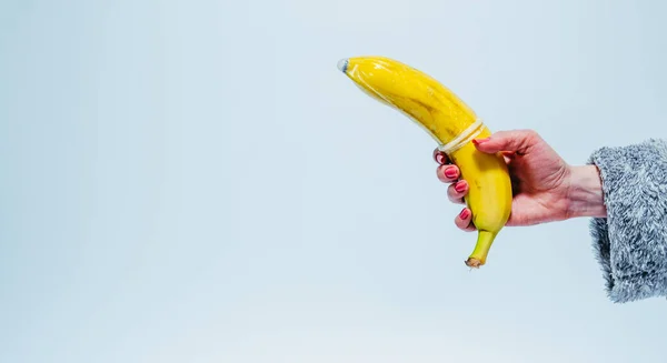 Kondom Die Banane Trägt Ein Gummikondom — Stockfoto